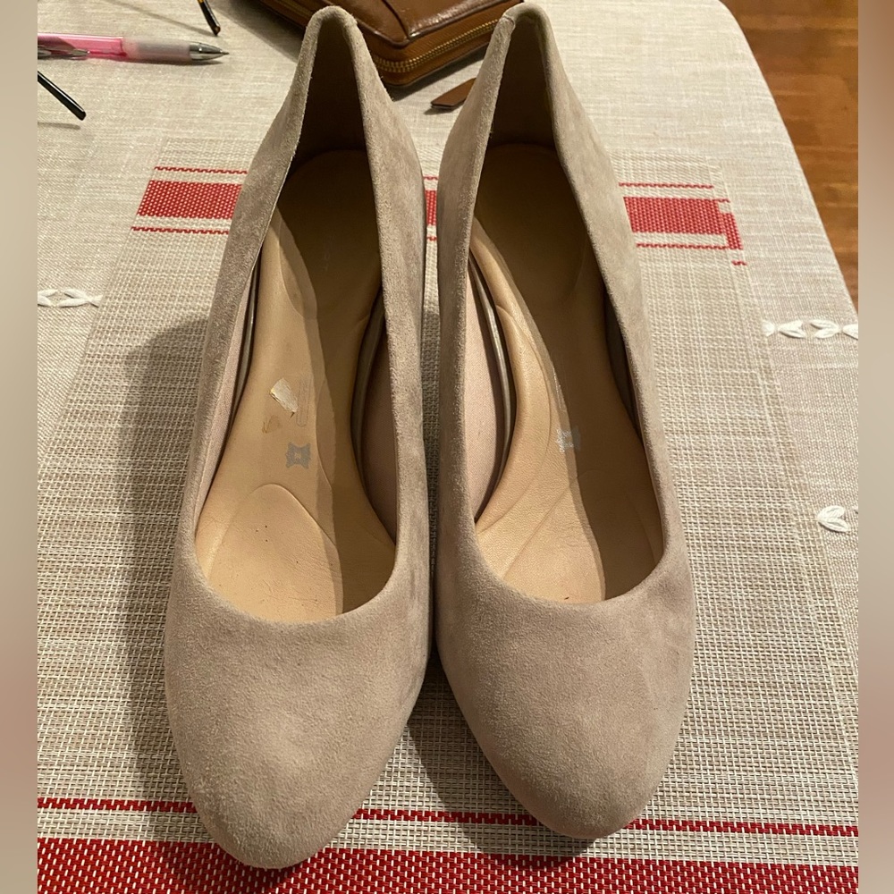ROCKPORT - REALLY! Comfy AF like new suede pumps